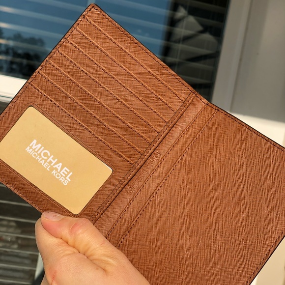 ***NEW‼️MK Passport Holder - Picture 4 of 5